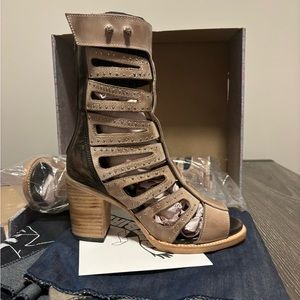 Freebird Lotus Taupe Sandal